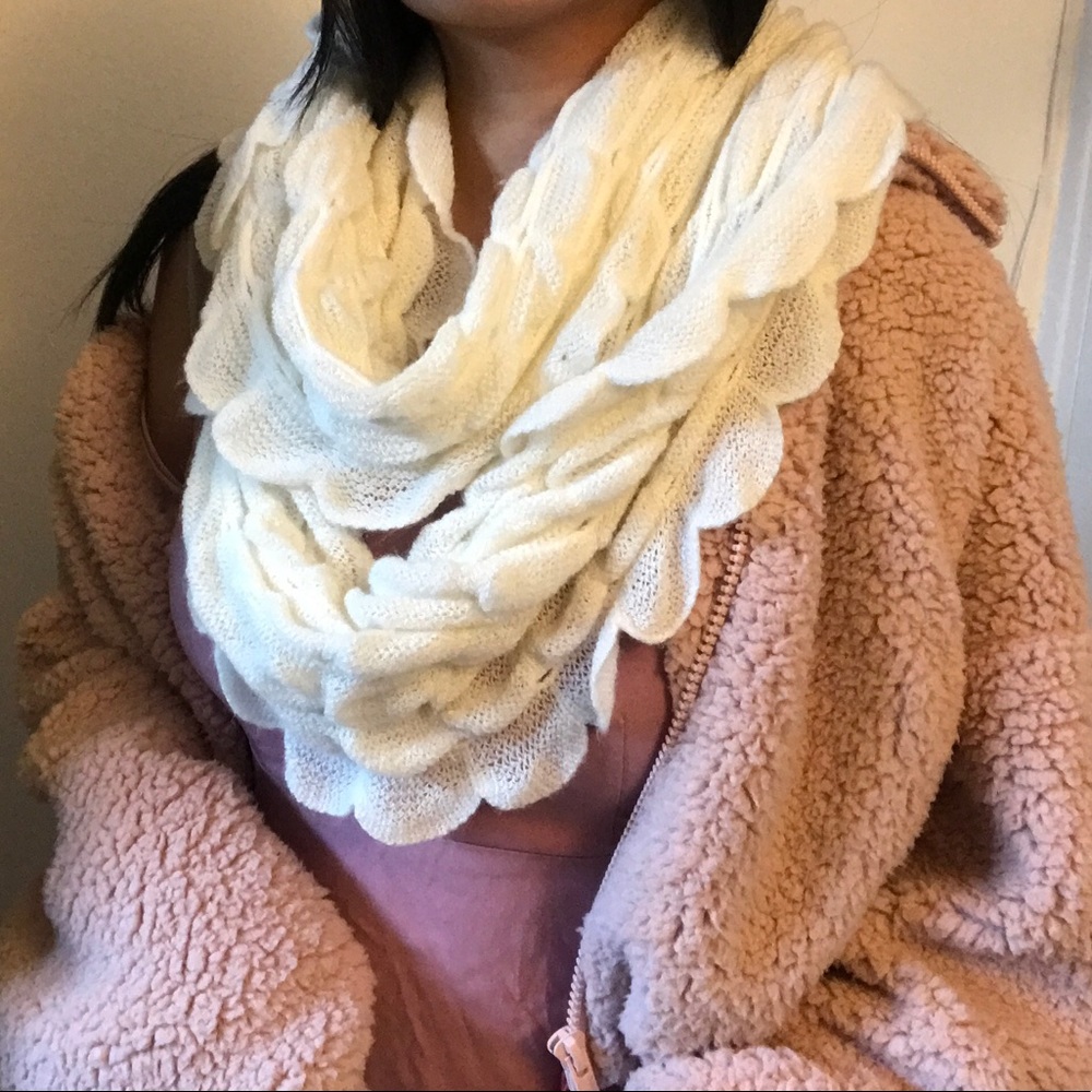 White Scallop Scarf πΌπ»ππ - Picture 4 of 6
